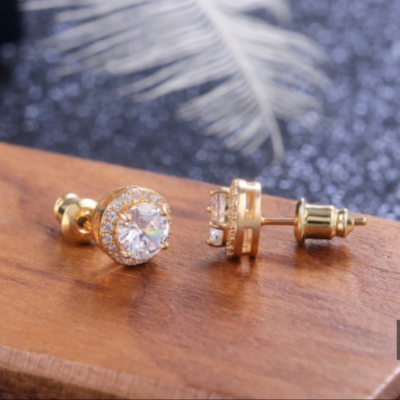 ✨Stunning 18K Gold Studs✨ - Picture 4 of 6